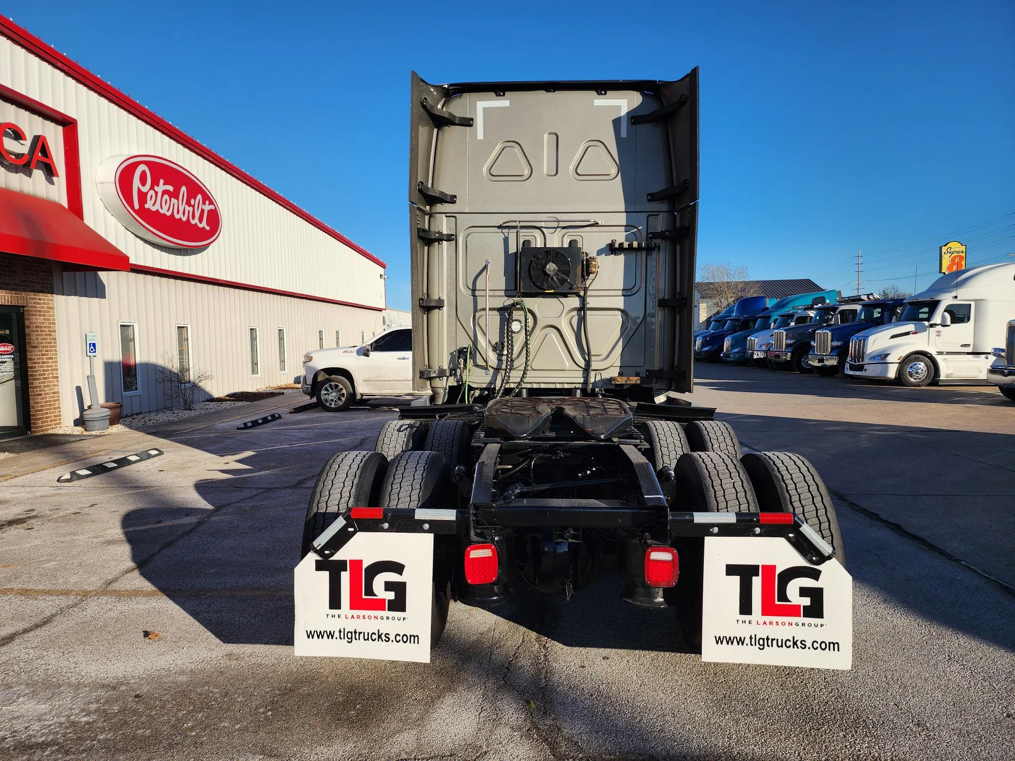 2022 Freightliner Cascadia - image 6