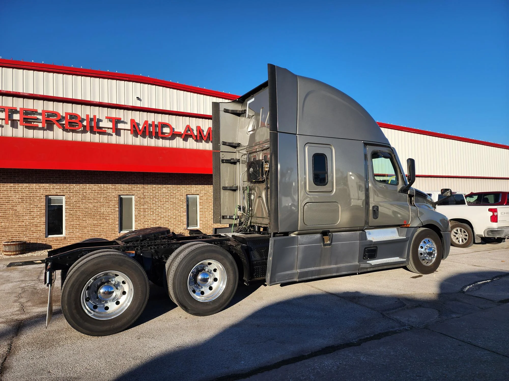 2022 Freightliner Cascadia - image 4