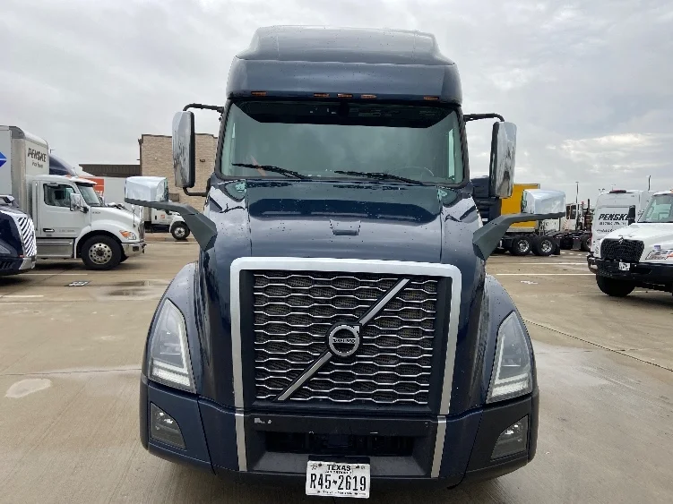 2020 Volvo VNL 760 - image 2