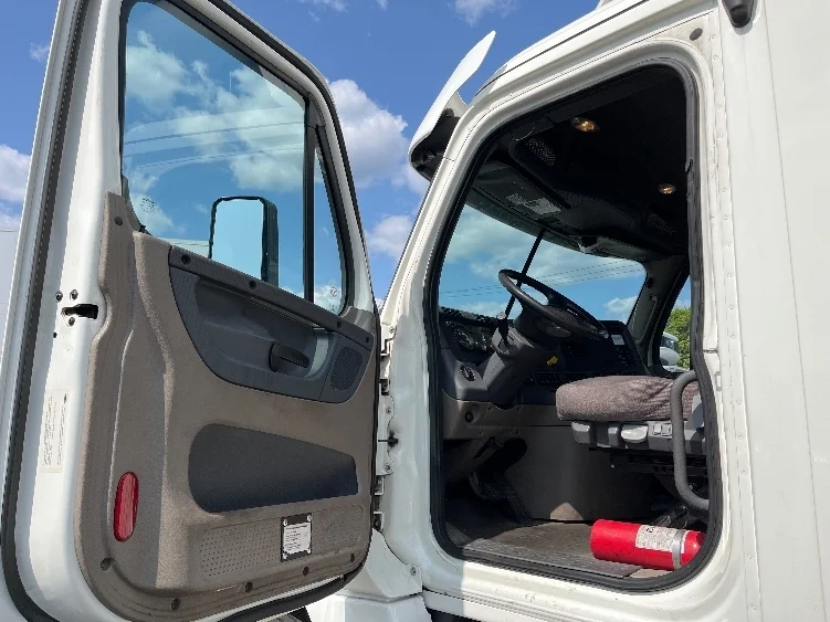 2018 Freightliner Cascadia - image 9