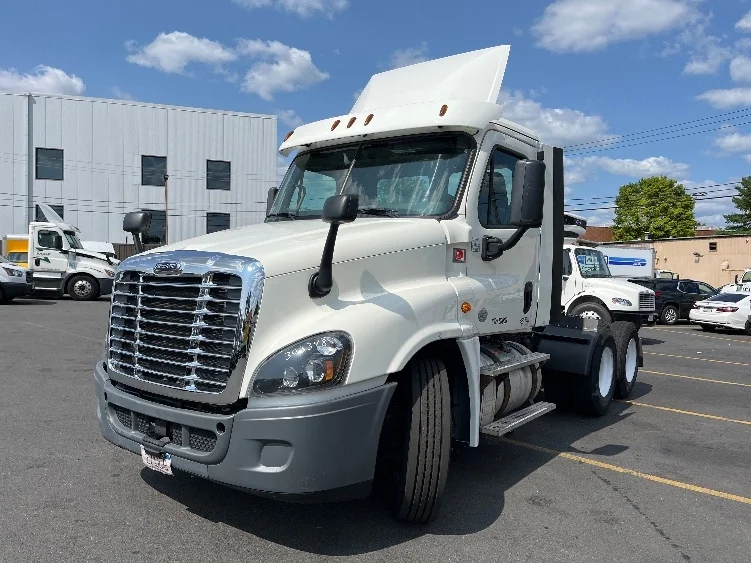 2018 Freightliner Cascadia - image 3