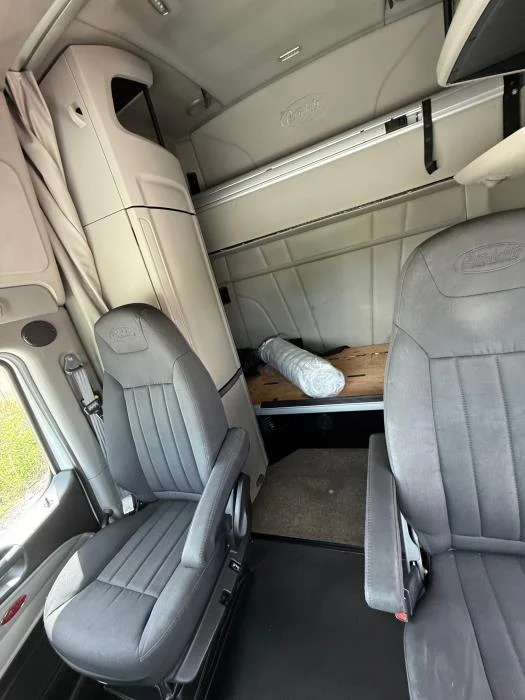 2022 Peterbilt 579 - image 9