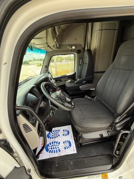 2022 Peterbilt 579 - image 8