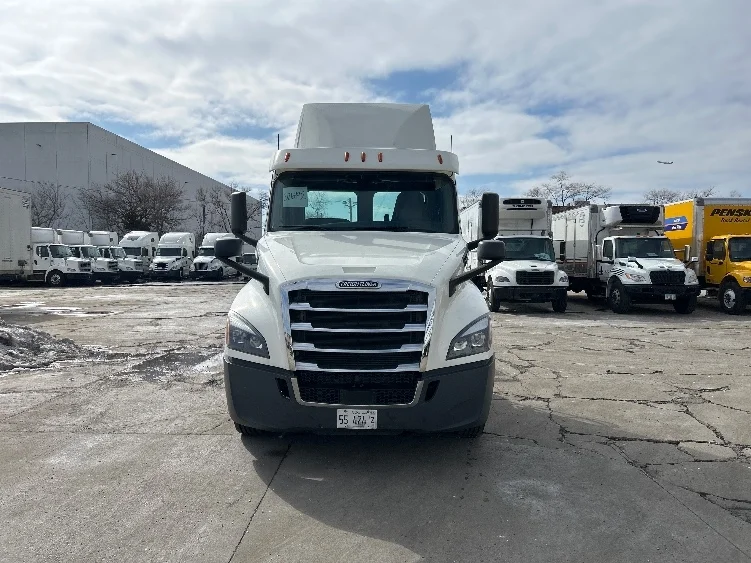 2019 Freightliner Cascadia - image 2