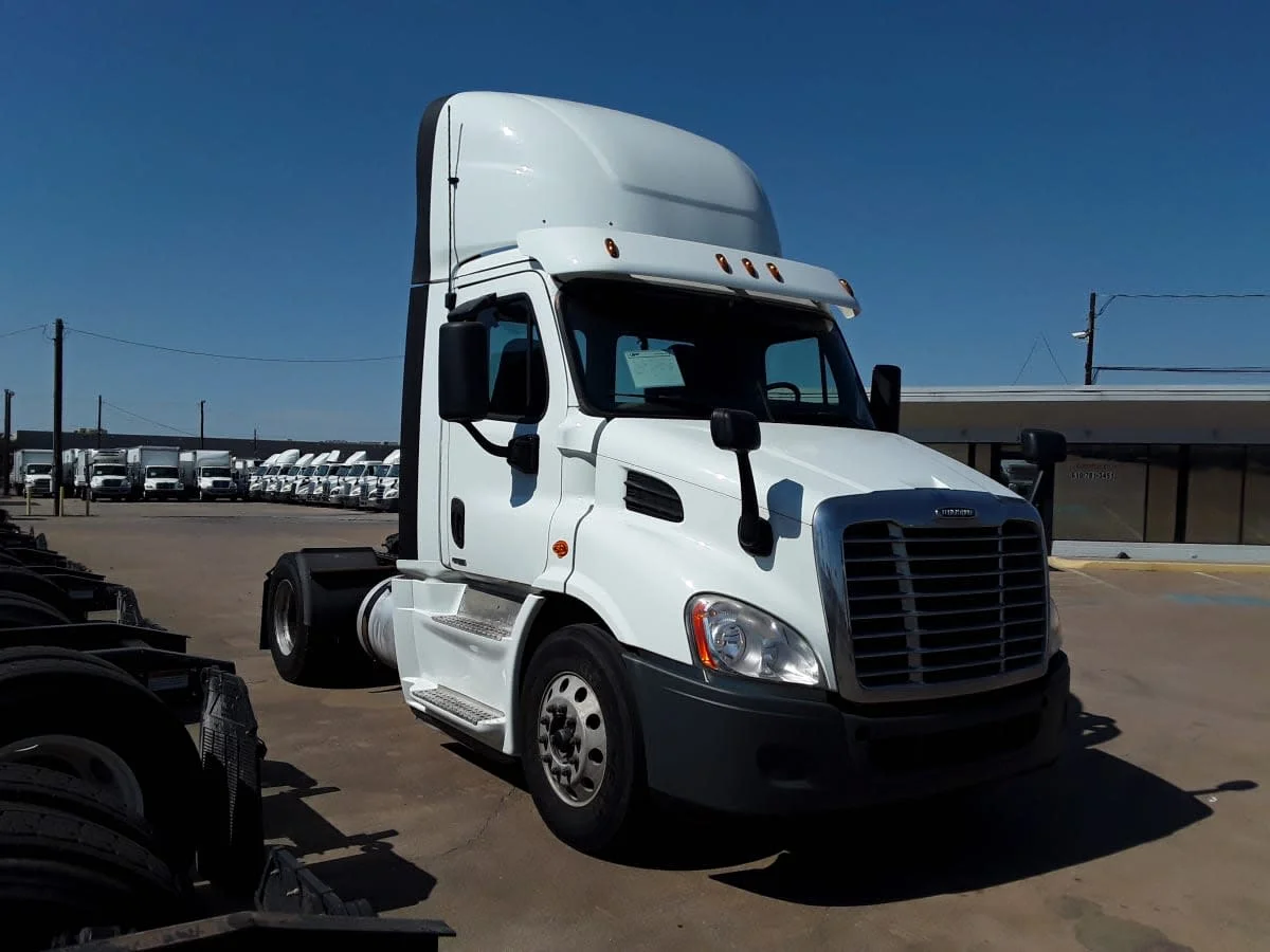 2019 Freightliner Cascadia - image 3