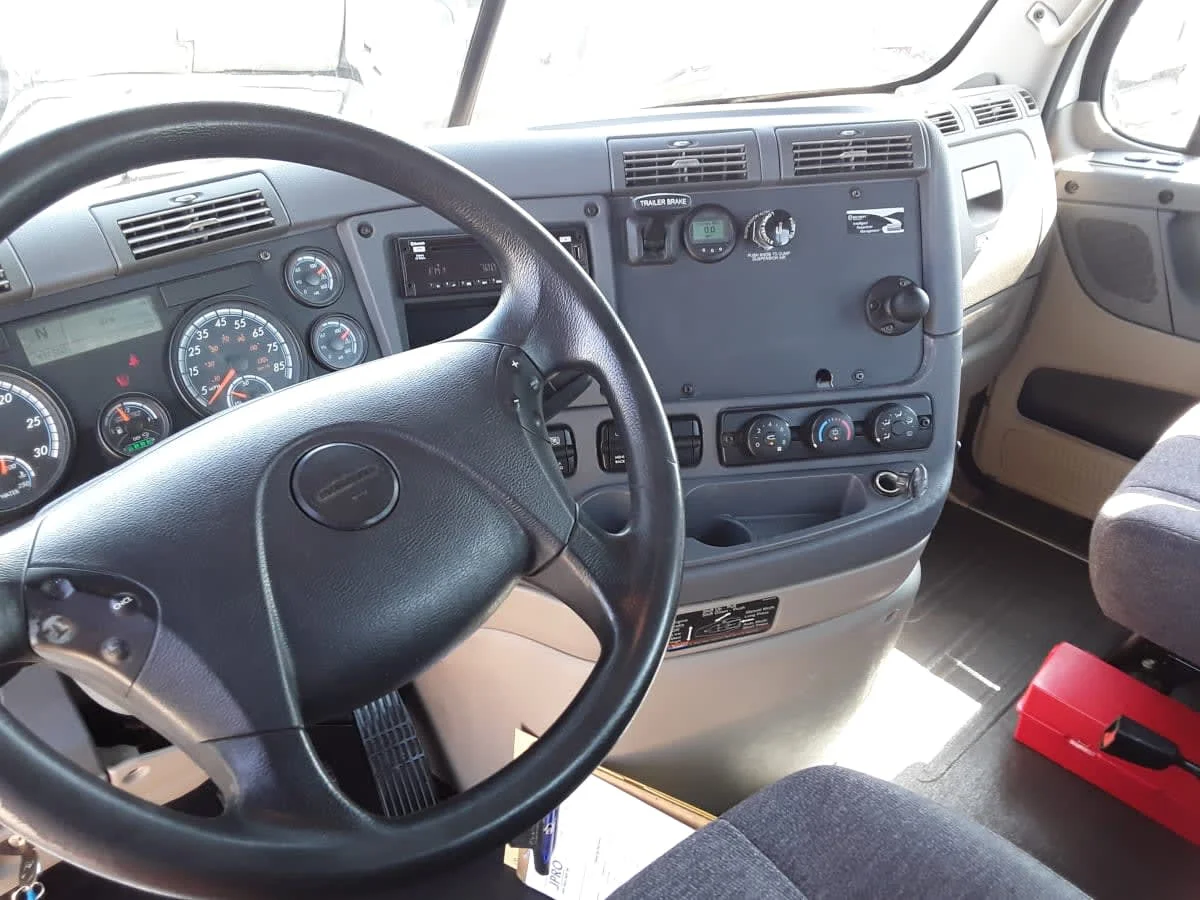 2019 Freightliner Cascadia - image 7