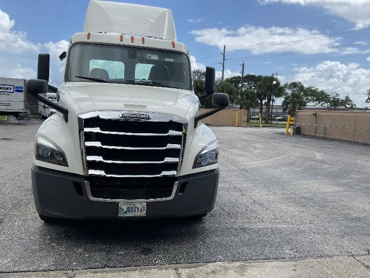 2020 Freightliner Cascadia in Ocala, FL — photo 2