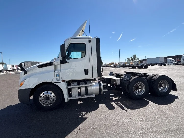 2021 Freightliner Cascadia in Phoenix, AZ — photo 4