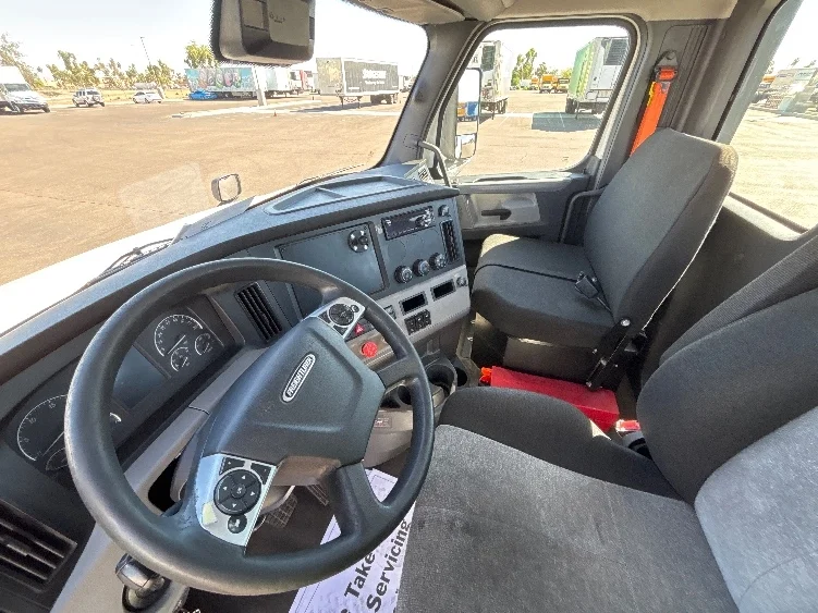 2021 Freightliner Cascadia in Phoenix, AZ — photo 10