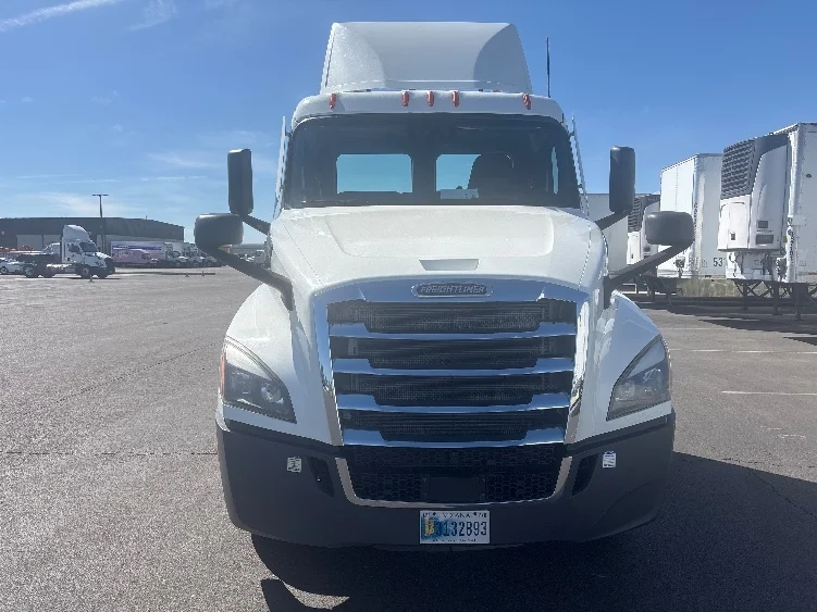 2021 Freightliner Cascadia in Phoenix, AZ — photo 2