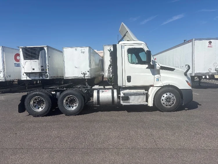 2021 Freightliner Cascadia in Phoenix, AZ — photo 8