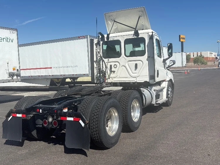 2021 Freightliner Cascadia in Phoenix, AZ — photo 7