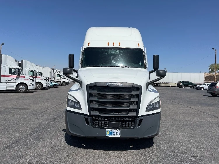 2022 Freightliner Cascadia in Albuquerque, NM — photo 2