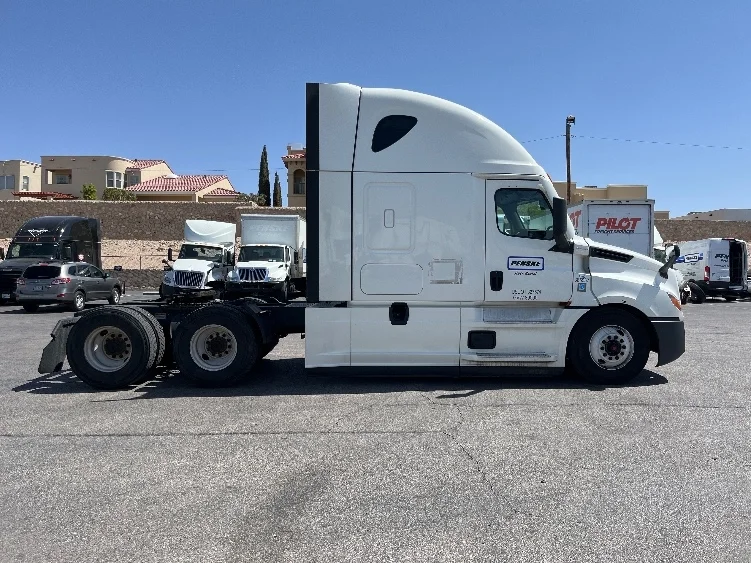 2022 Freightliner Cascadia in Albuquerque, NM — photo 8