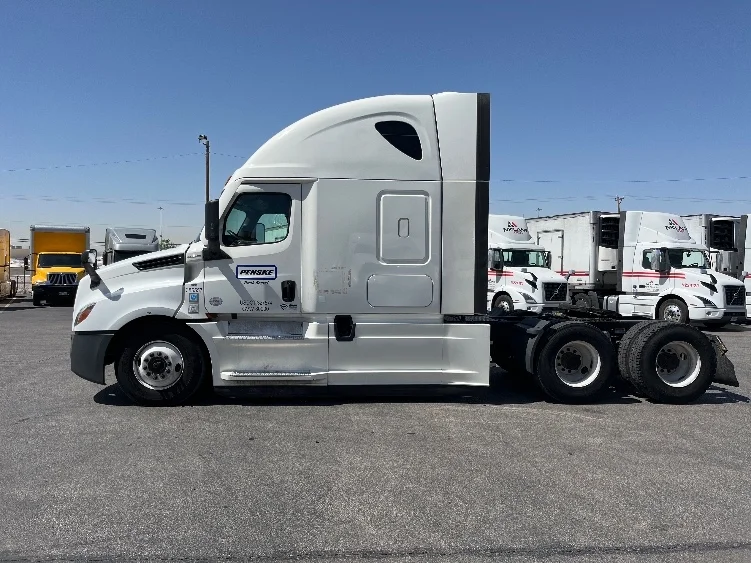 2022 Freightliner Cascadia in Albuquerque, NM — photo 4