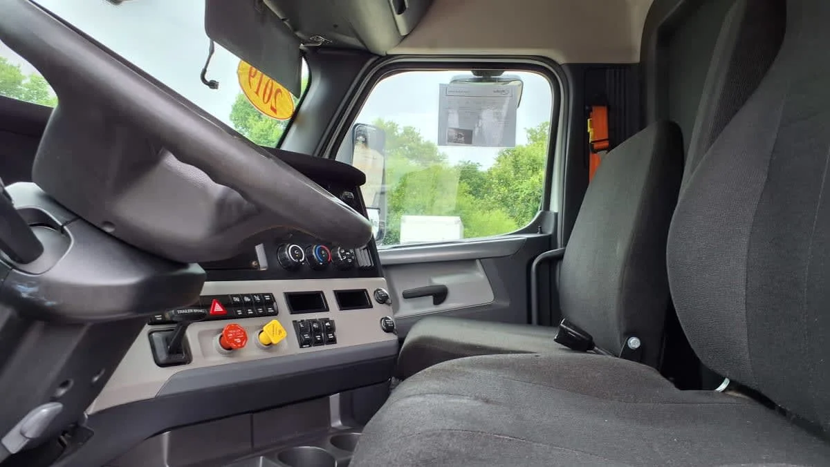 2019 Freightliner Cascadia in West Chester, OH — photo 7