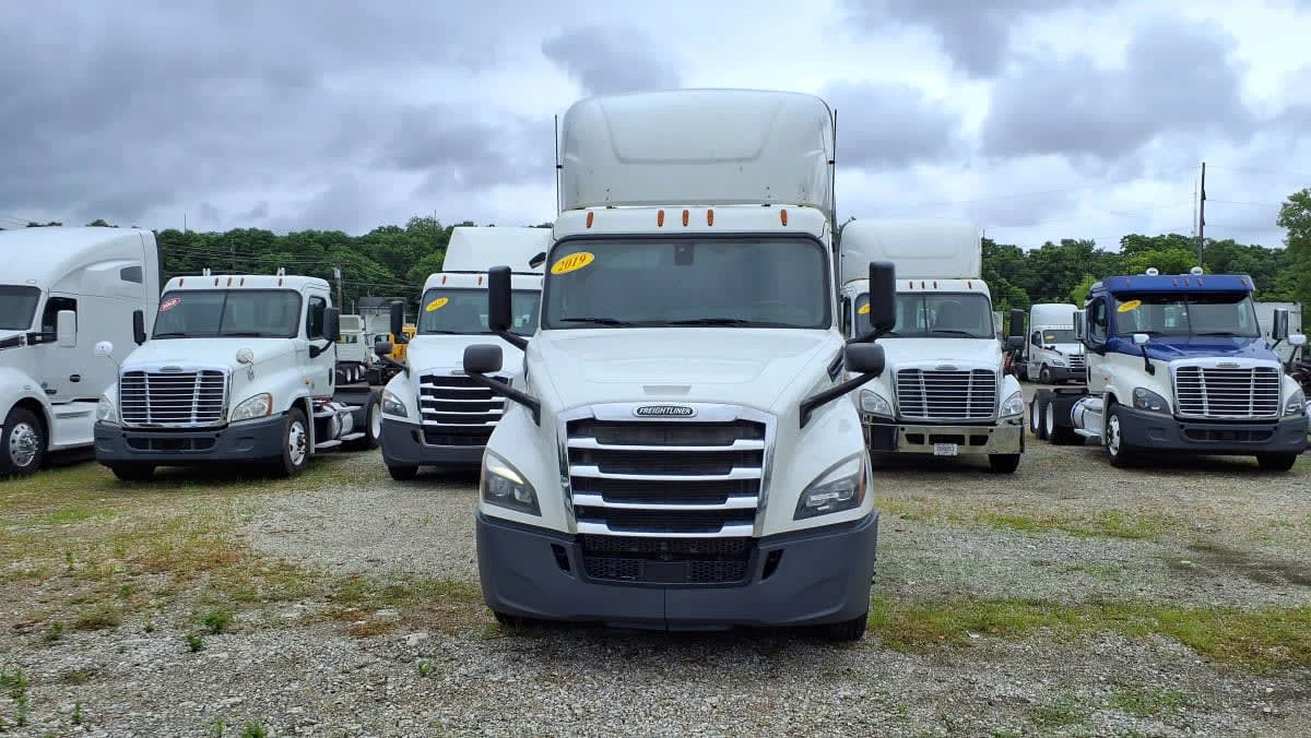 2019 Freightliner Cascadia in West Chester, OH — photo 2
