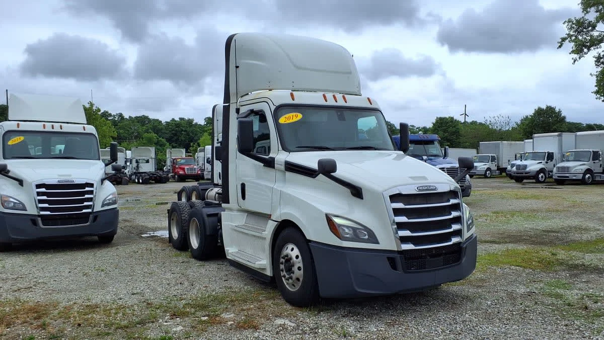 2019 Freightliner Cascadia in West Chester, OH — photo 3