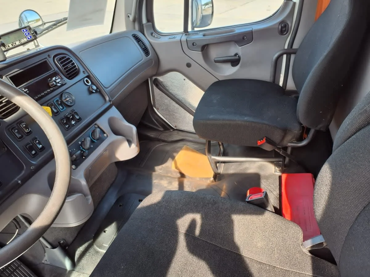 2019 Freightliner M2 106 - image 8