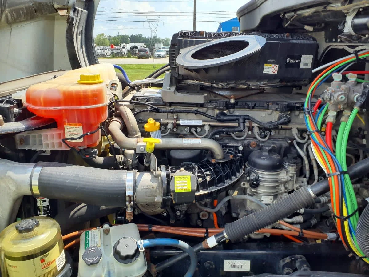 2019 Freightliner Cascadia - image 8