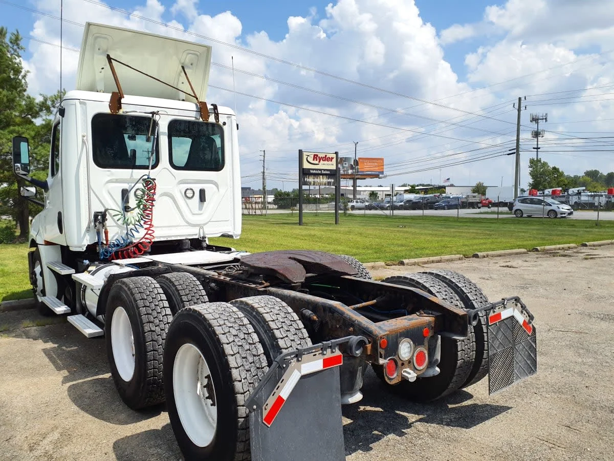 2019 Freightliner Cascadia - image 6