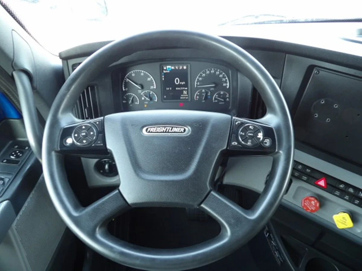 2022 Freightliner Cascadia - image 13