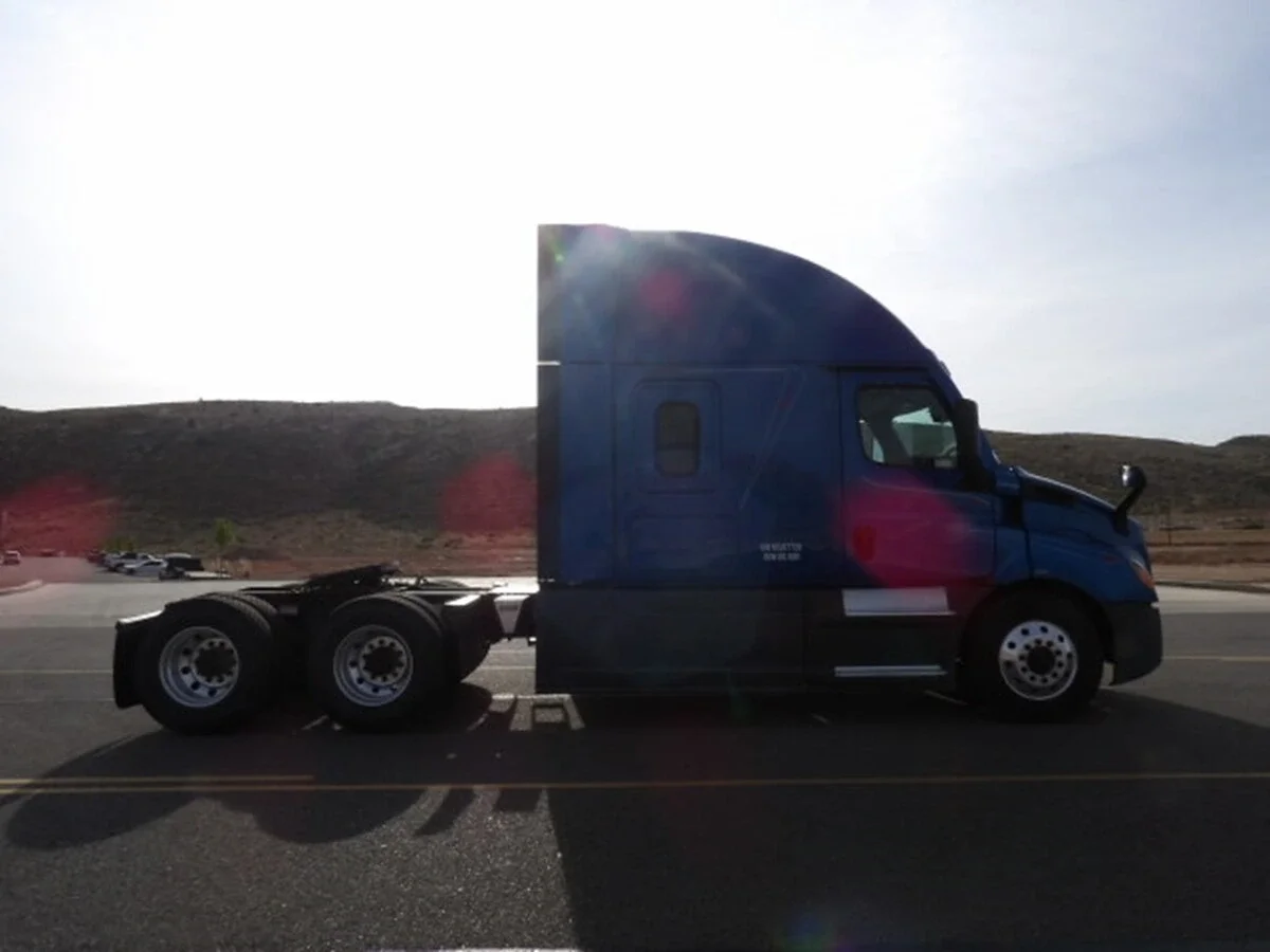 2022 Freightliner Cascadia - image 7