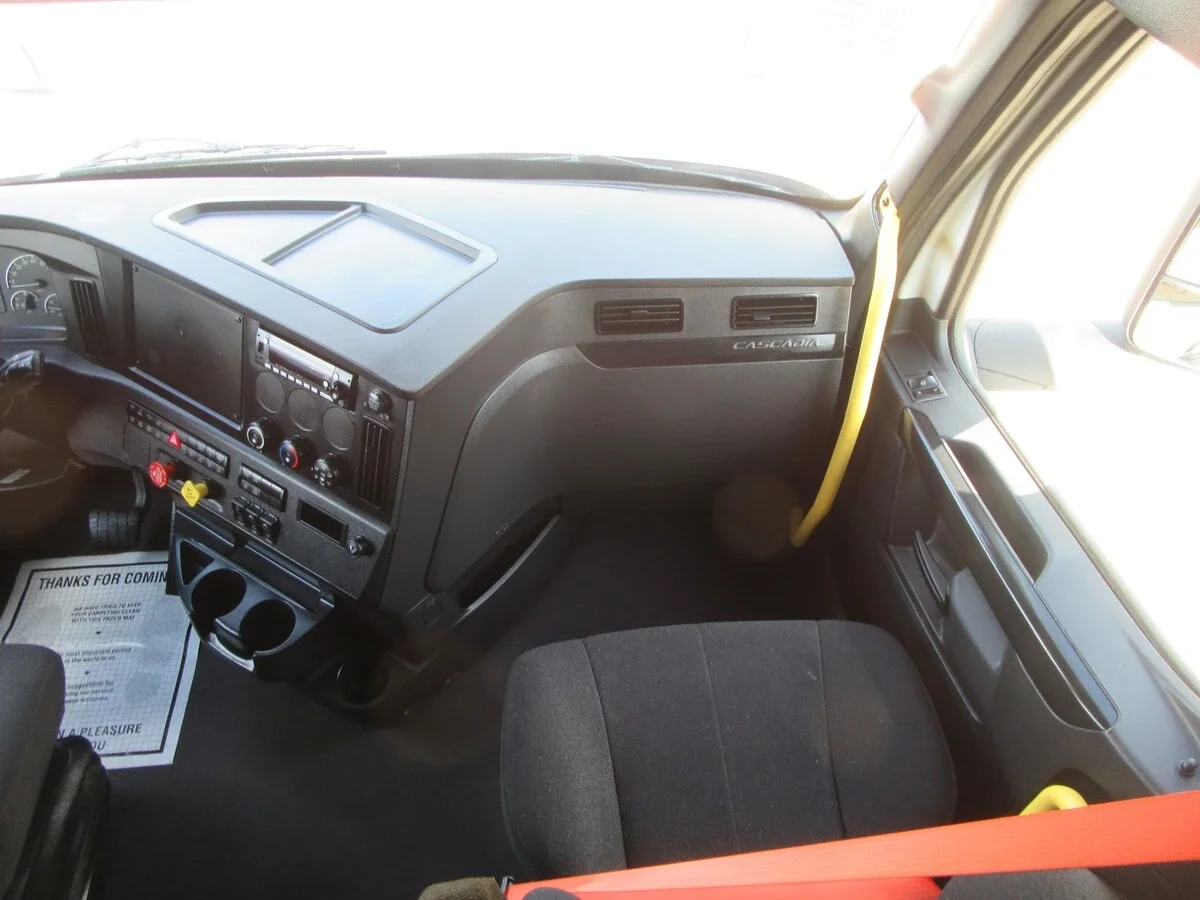 2025 Freightliner Cascadia - image 23