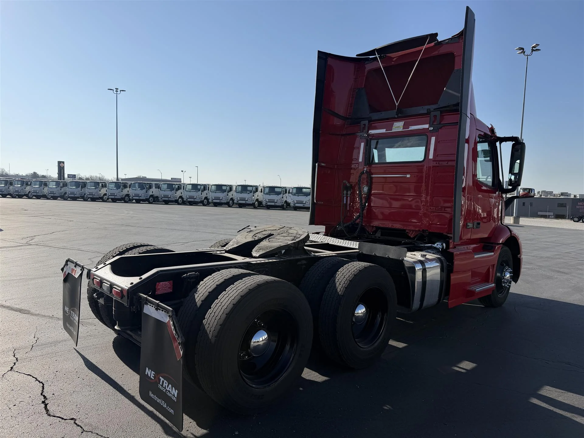 2020 Volvo VNR 640 - image 5