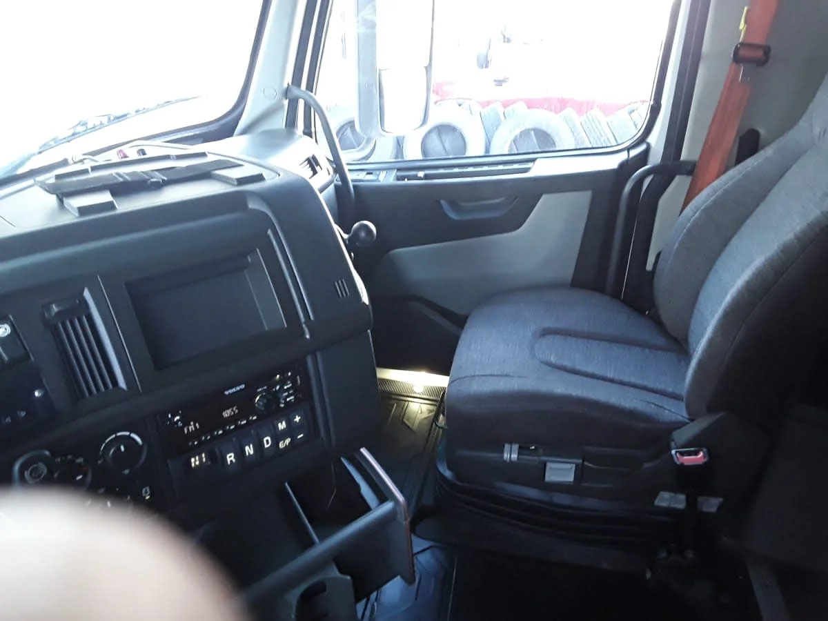 2020 Volvo VNR 640 - image 8