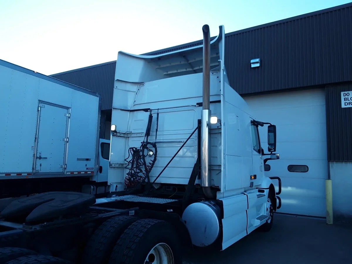 2020 Volvo VNR 640 in Kansas City, MO — photo 4