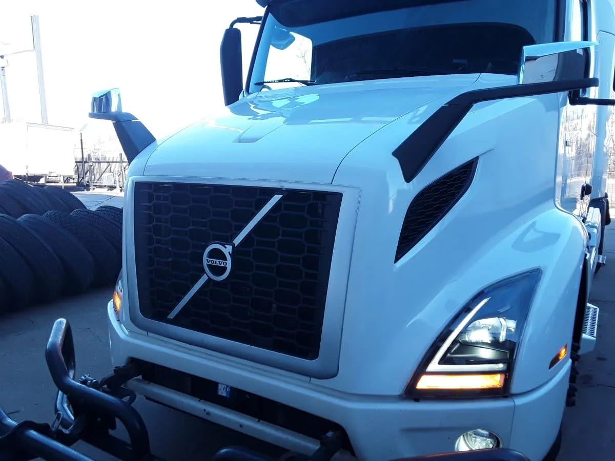 2020 Volvo VNR 640 - image 2