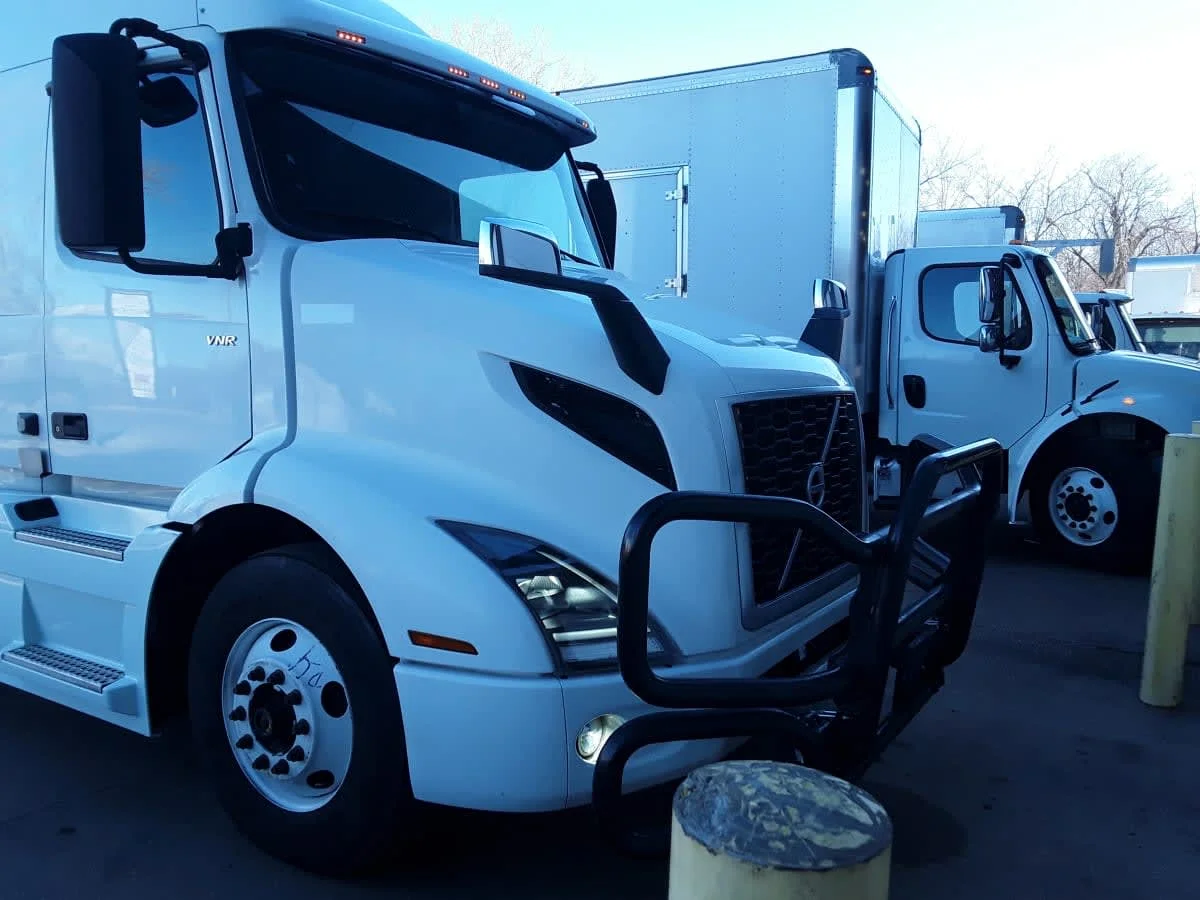 2020 Volvo VNR 640 - image 3