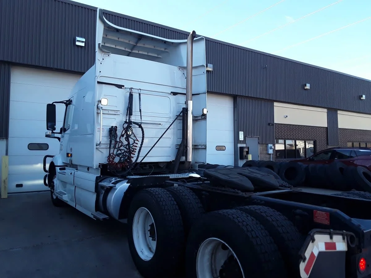 2020 Volvo VNR 640 in Kansas City, MO — photo 6