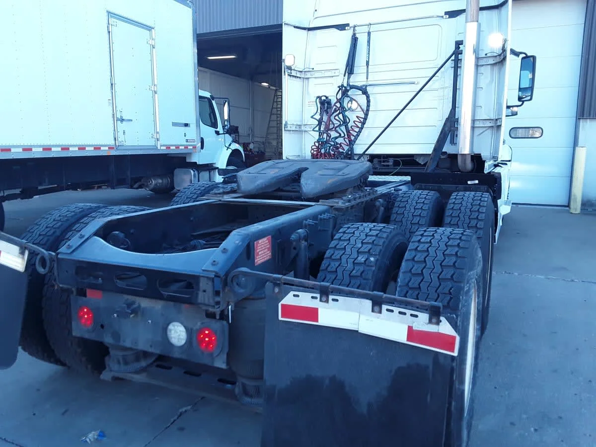 2020 Volvo VNR 640 in Kansas City, MO — photo 5