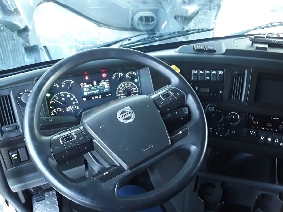 2020 Volvo VNR 640 in Kansas City, MO — photo 7