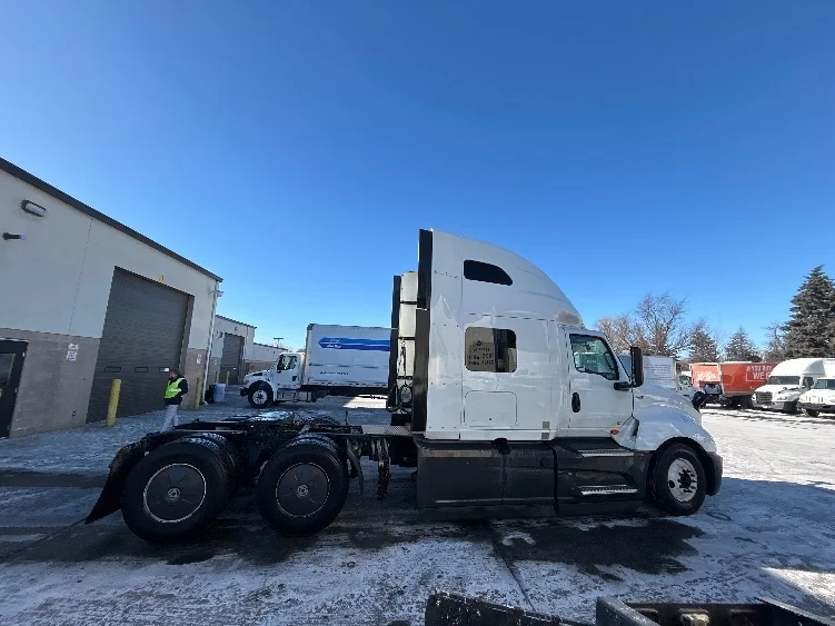 2023 International LT - image 8