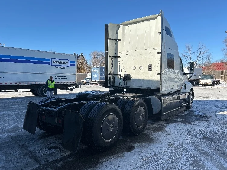 2023 International LT - image 7