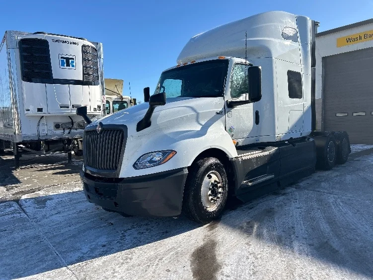 2023 International LT - image 3