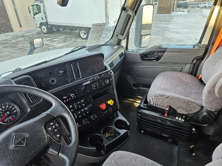 2023 International LT - image 10