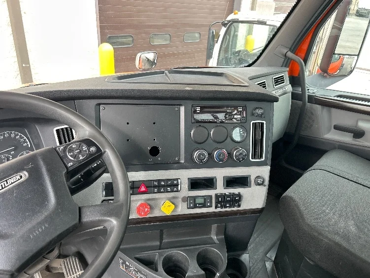 2020 Freightliner Cascadia - image 10