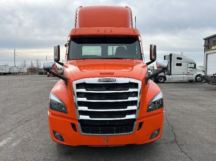 2020 Freightliner Cascadia - image 2