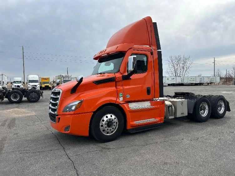 2020 Freightliner Cascadia - image 3