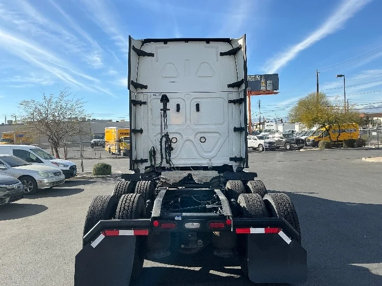 2022 Freightliner Cascadia in Las Vegas, NV — photo 6