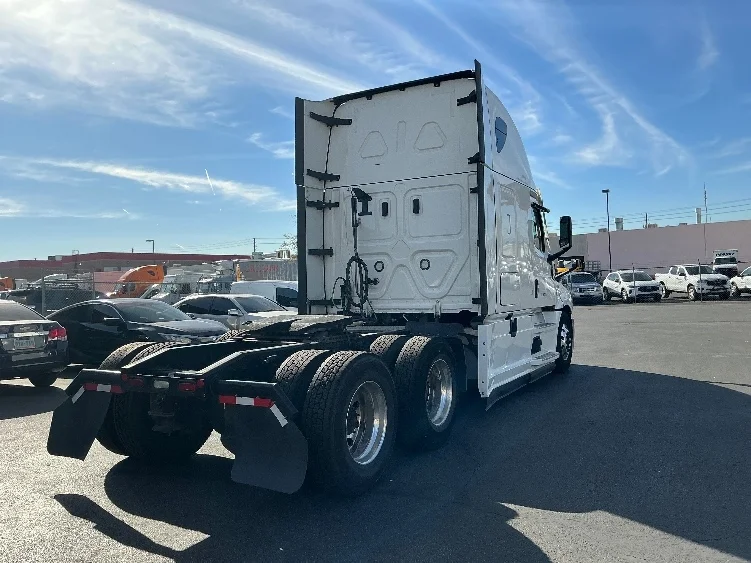 2022 Freightliner Cascadia in Las Vegas, NV — photo 7