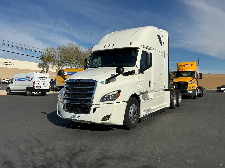 2022 Freightliner Cascadia in Las Vegas, NV — photo 3