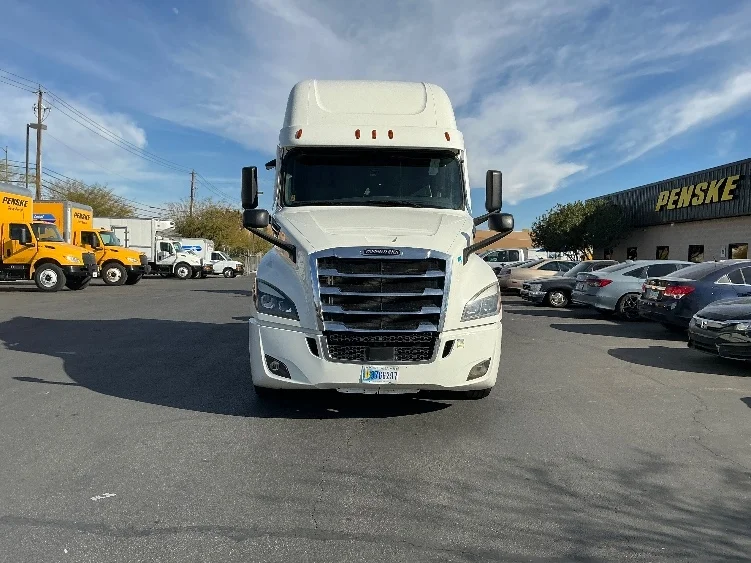 2022 Freightliner Cascadia in Las Vegas, NV — photo 2