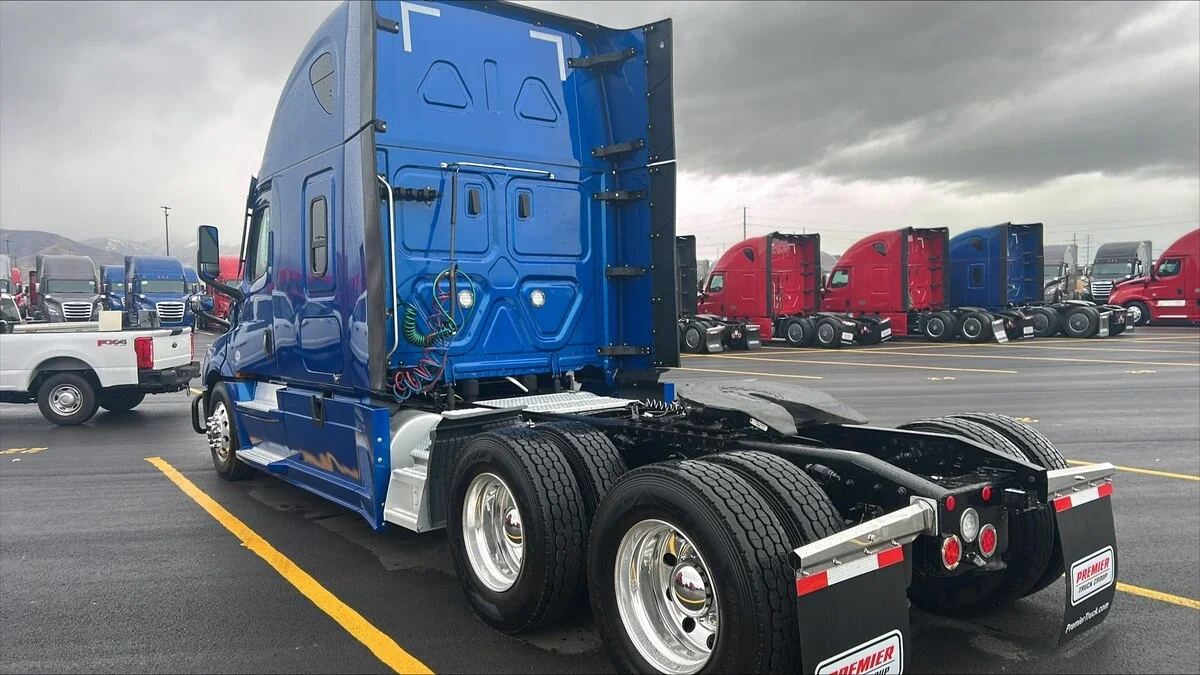 2024 Freightliner Cascadia - image 2