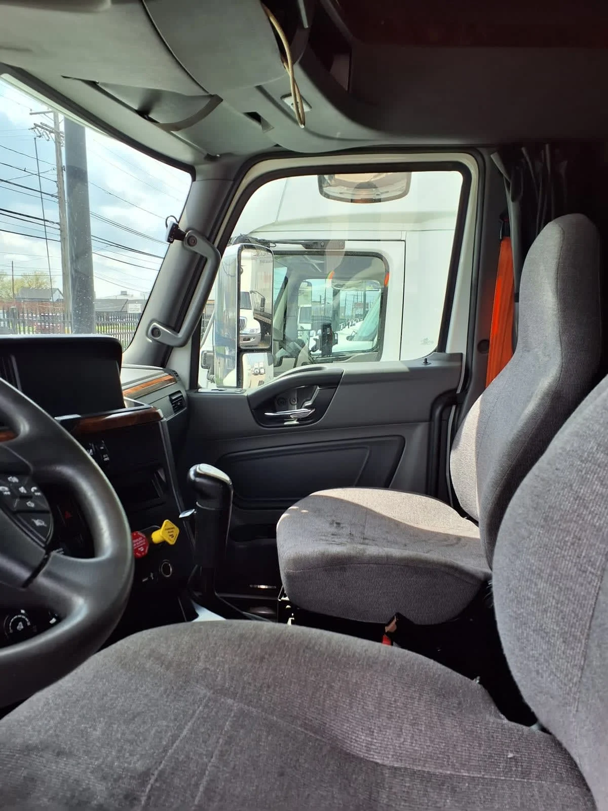 2019 International LT in Cleveland, OH — photo 7