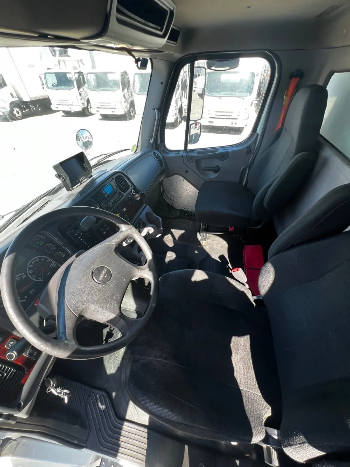 2017 Freightliner M2 106 - image 7